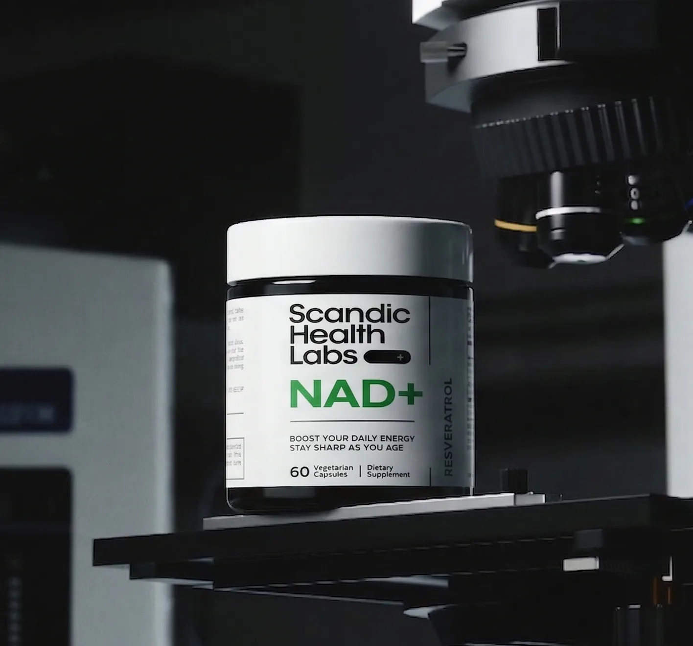 Butelka suplementu Scandic Health Labs NAD+ na czystej skandynawskiej powierzchni w delikatnym naturalnym świetle
